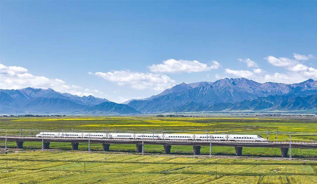 时代画卷中的百年征程