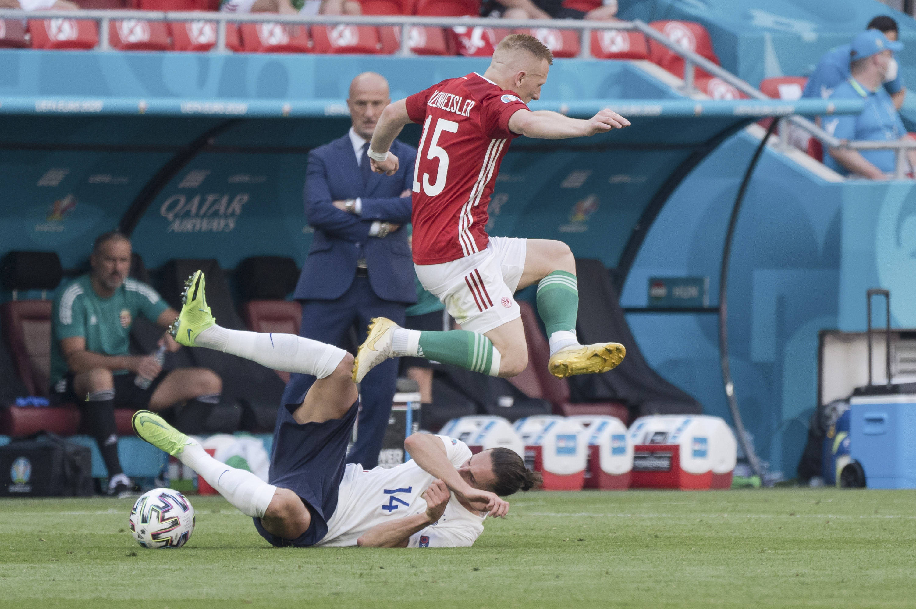 6月19日,匈牙利队球员克莱因海斯勒(上)与法国队球员拉比奥(左)拼抢.