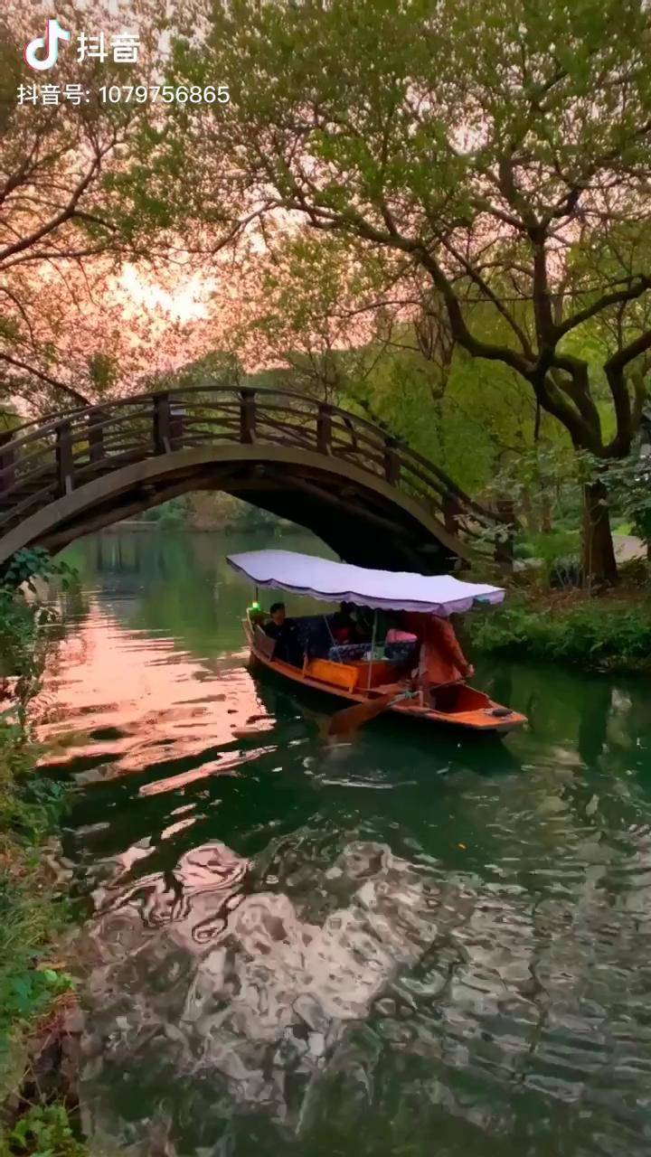 不见西风落百花花池秋水沁明霞霞园花影丛中坠坠满枝头陌上家