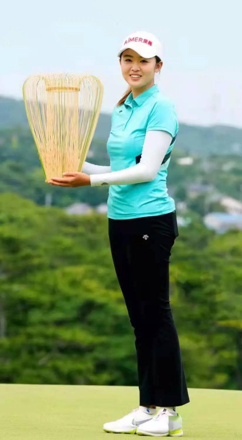 决赛轮67杆追平加洞获胜!中国姑娘冯思敏日巡二级赛赢职业首冠