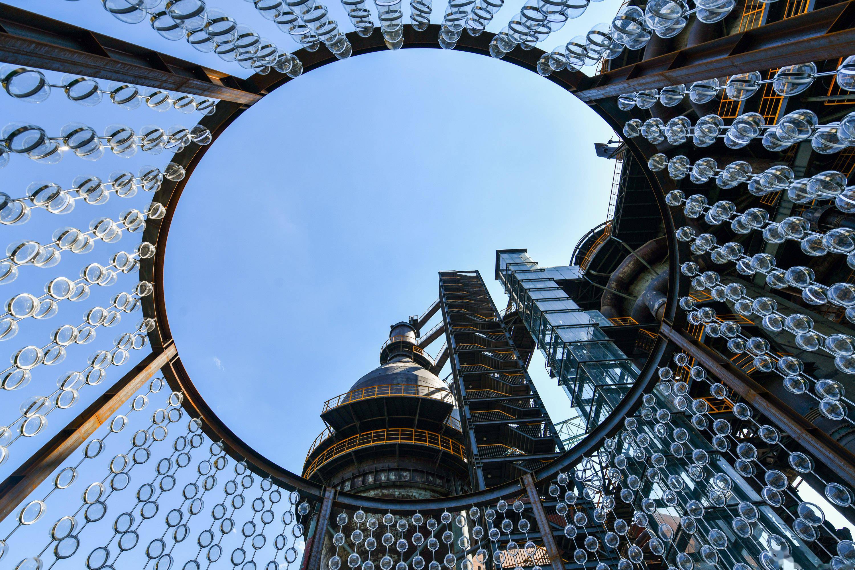 拍照打卡新胜地!大型环境装置艺术展亮相首钢园