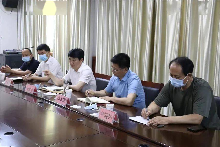 县委常委,政府常务副县长杨立民参加宣传活动,并到各宣传点督导活动