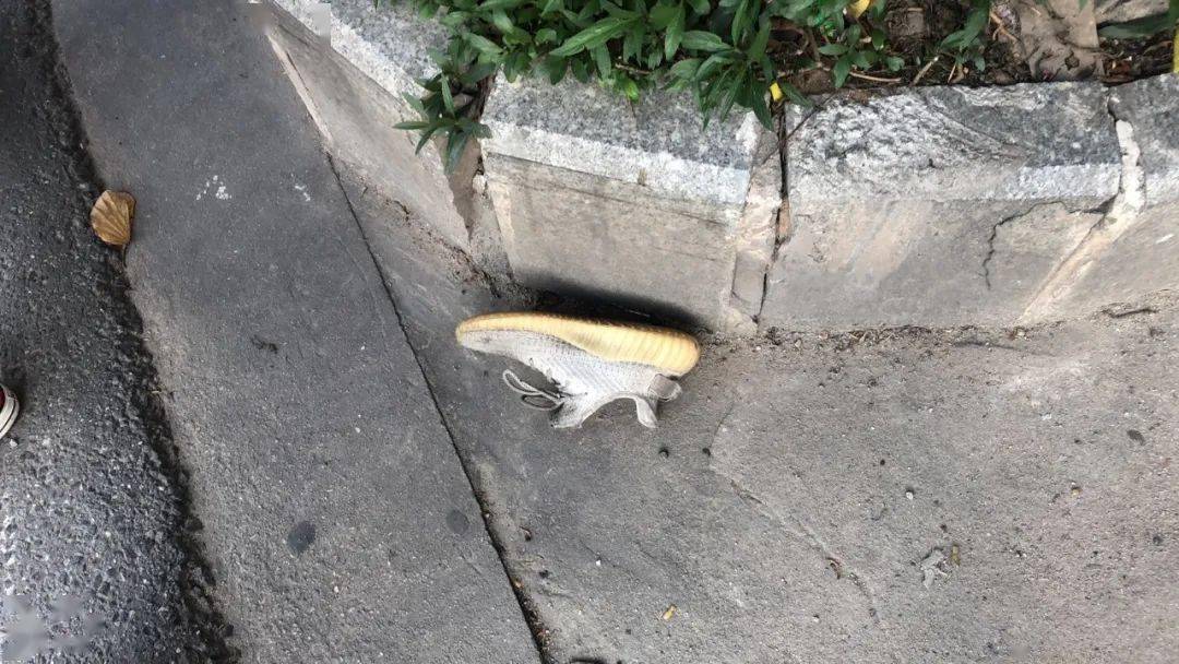 惊险!茂名一后生仔横过马路被撞到飞上车头盖上,鞋都不要就跑了