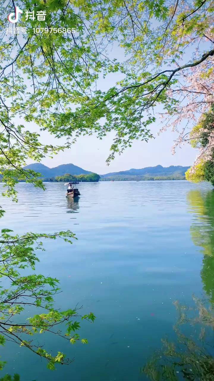 眉若远山黛含烟目似春水微波澜枫叶青时樱已红不知见君是何年