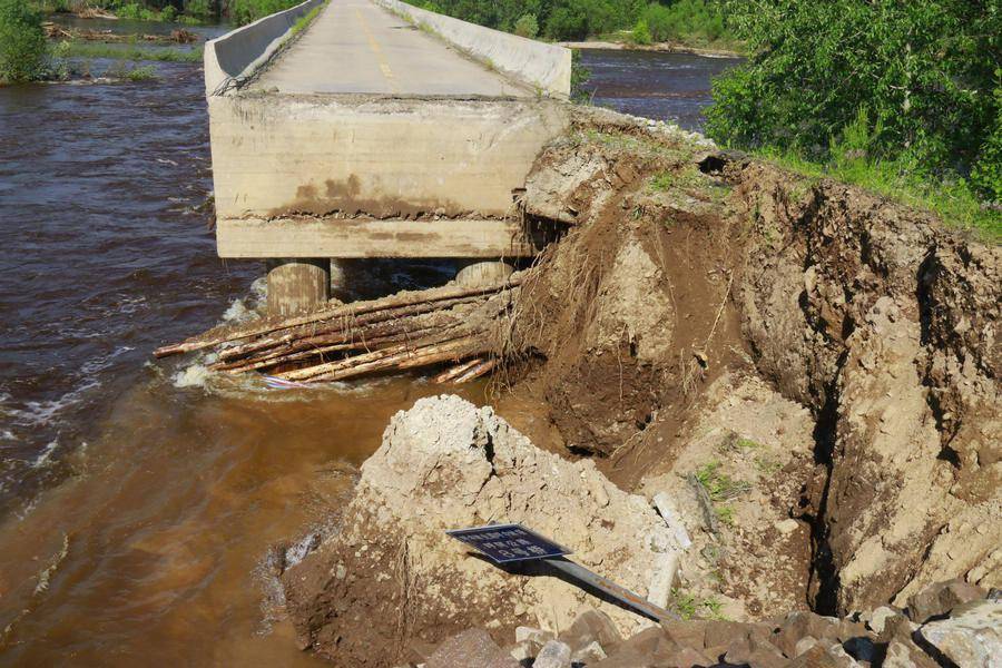 大兴安岭呼中区呼阿公路8号桥桥头被洪水急流冲毁 当地全力抢修中