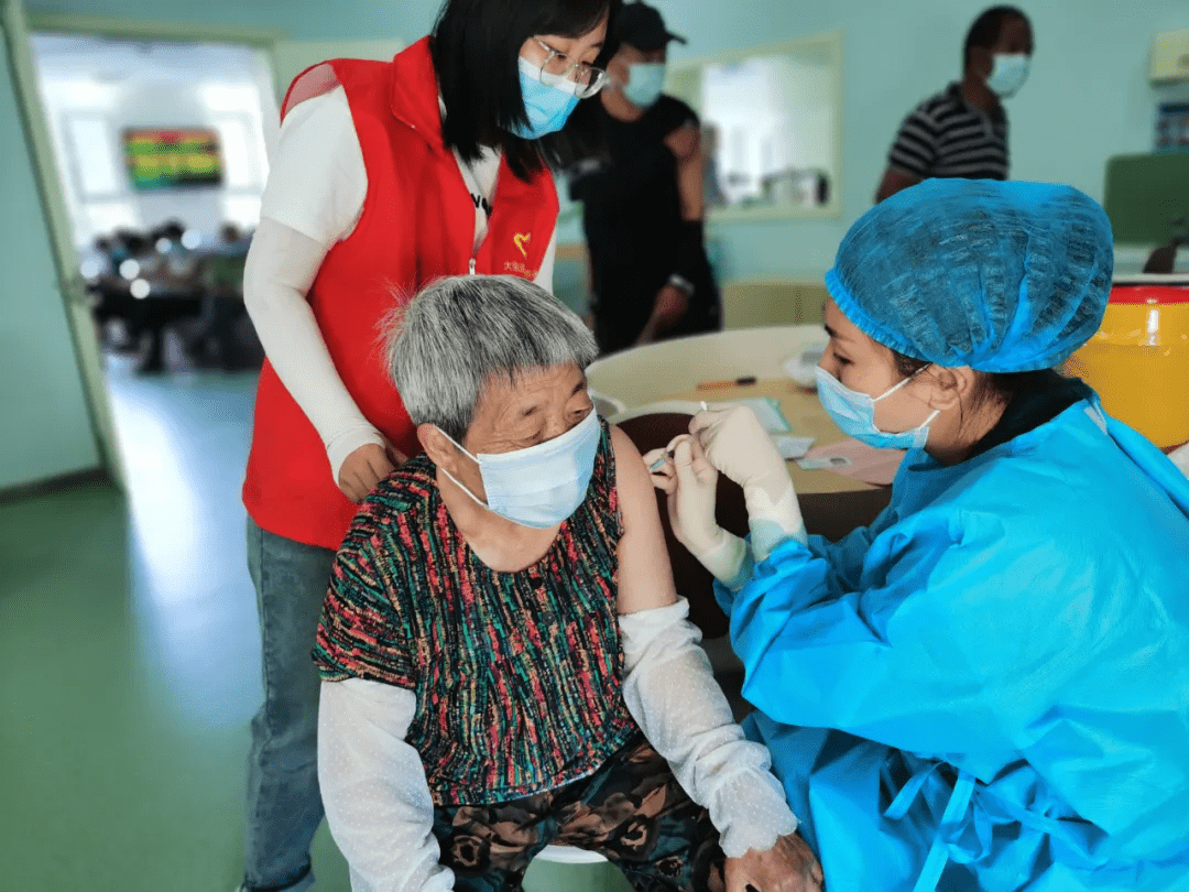 大张庄镇92岁老人积极接种康希诺疫苗,表示其他老人可放心接种