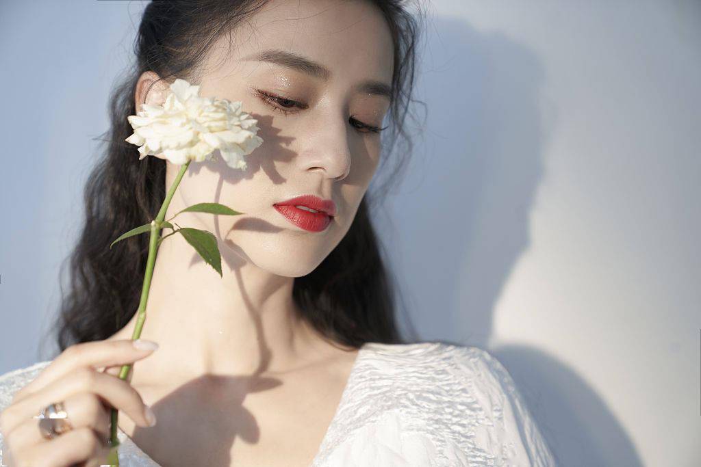 黄圣依侧脸绝美.黄圣依身材曼妙,回首浅笑迷人.