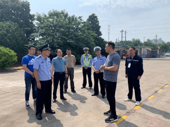 由县政府副县长,公安局局长梅灯昌带队,在住建局局长秦玉华陪同下,对