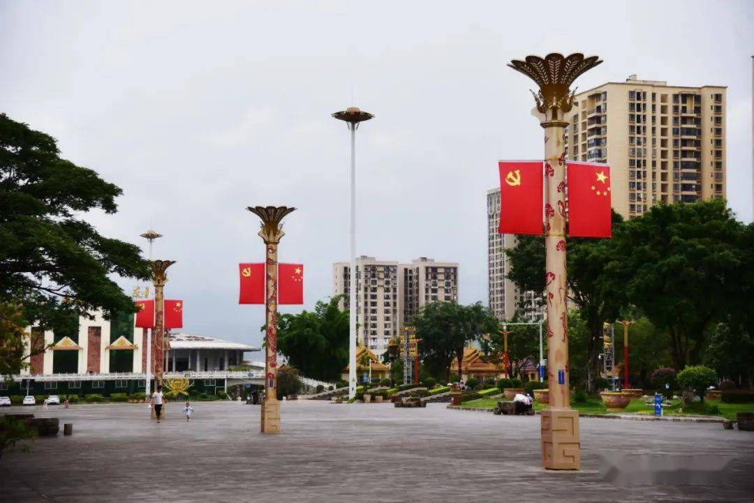 " 家住勇罕街的市民李女士说, 我们的日子会过得像党旗一样, 芒市广场