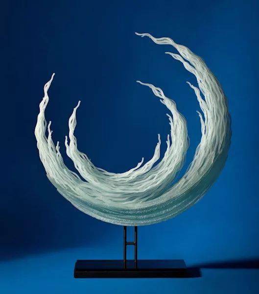 我发现自己可以雕刻玻璃来产生无数的纹理,类似于加速自然侵蚀的结果.