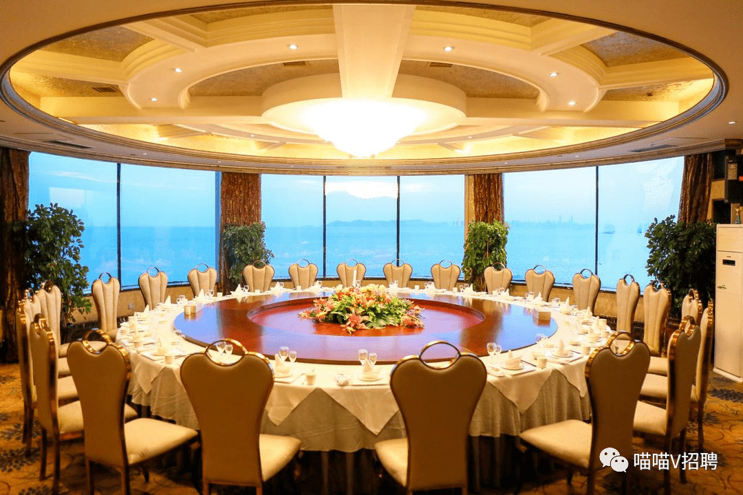 公码头·九龙湾国际饭店成立于2005年,酒店位于大连市开发区海滨路上