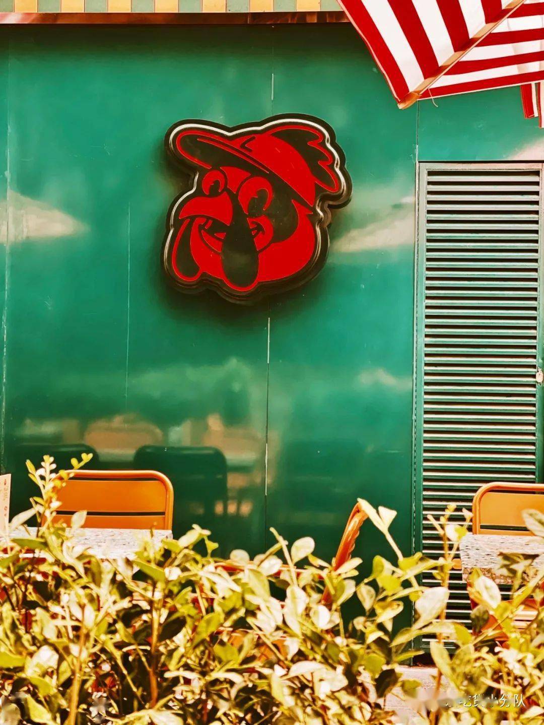 红绿色的装修加上小鸡logo,感觉置身美剧绝命毒师炸鸡叔的店,户外有