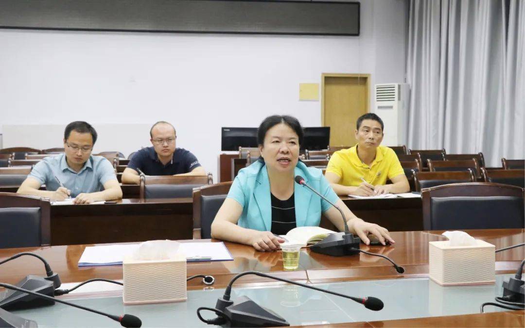 现场,颜丽明认真察看气象卫星云图,天气雷达图像,详细