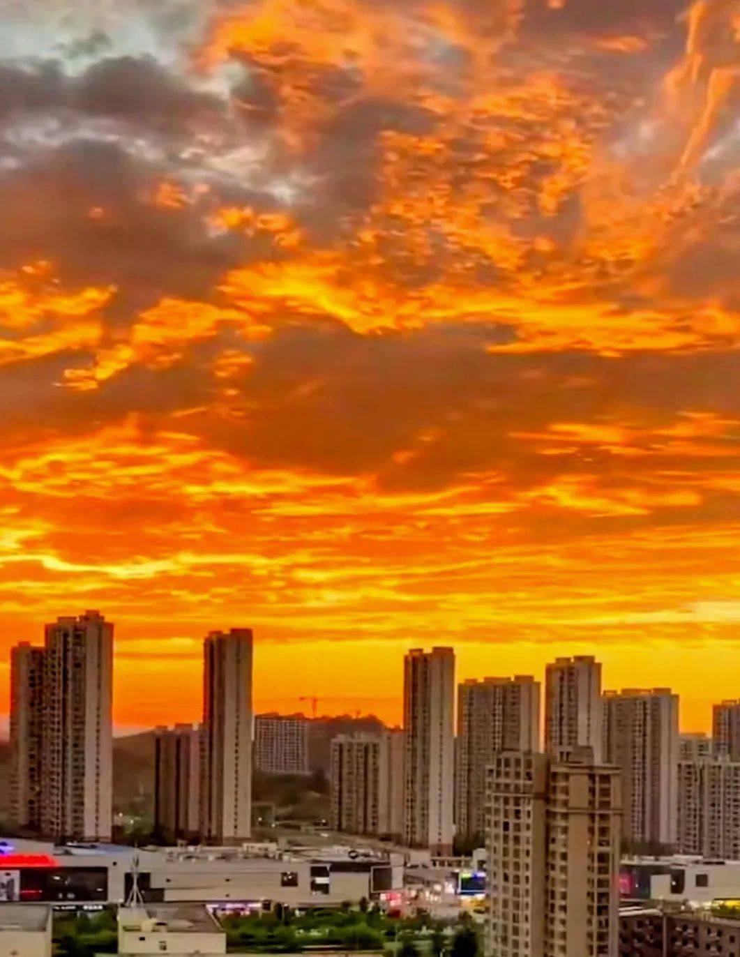 "节气美得淋漓尽致美得气势磅礴好像是天空着了火天的一边红彤彤的