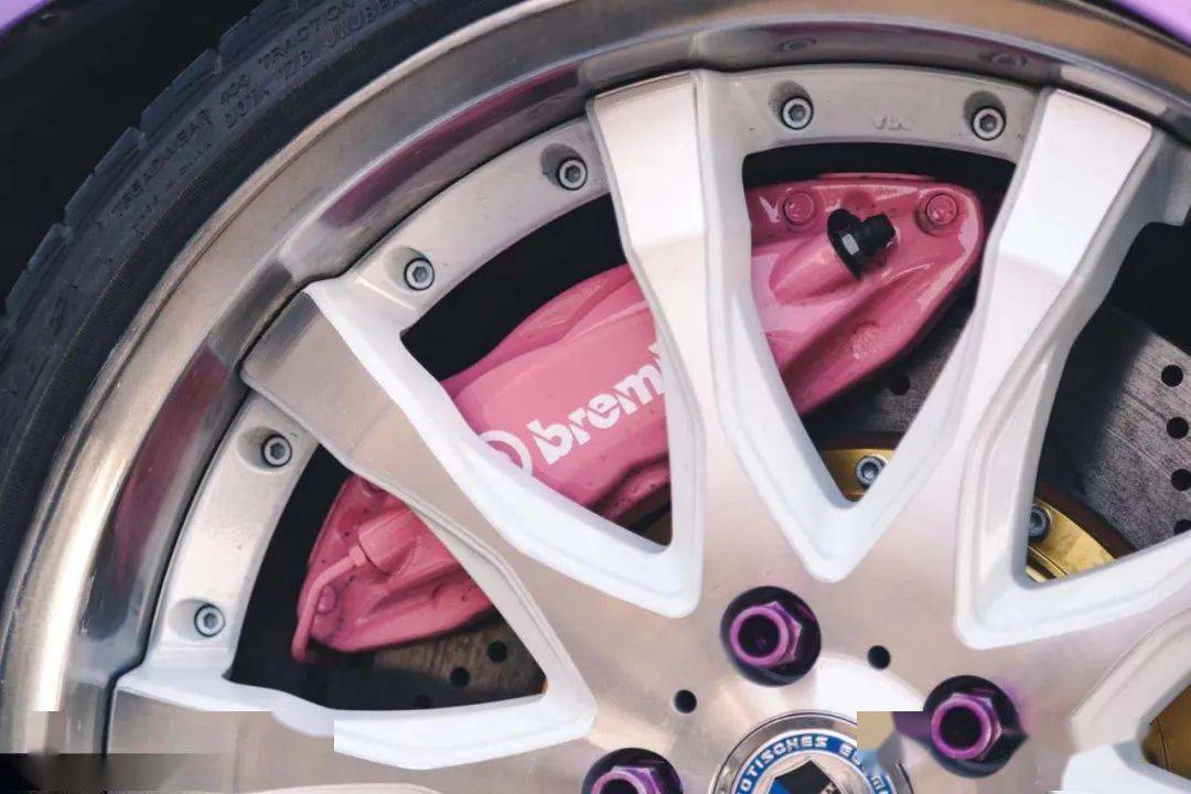 藏在白铃里面重新喷上粉色的卡钳,小细节也是少女心满满,而且把19寸