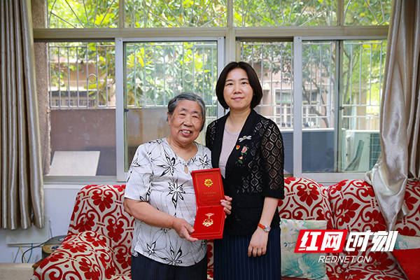 6月22日,衡阳市税务局党委书记,局长李昕看望慰问张志斌.