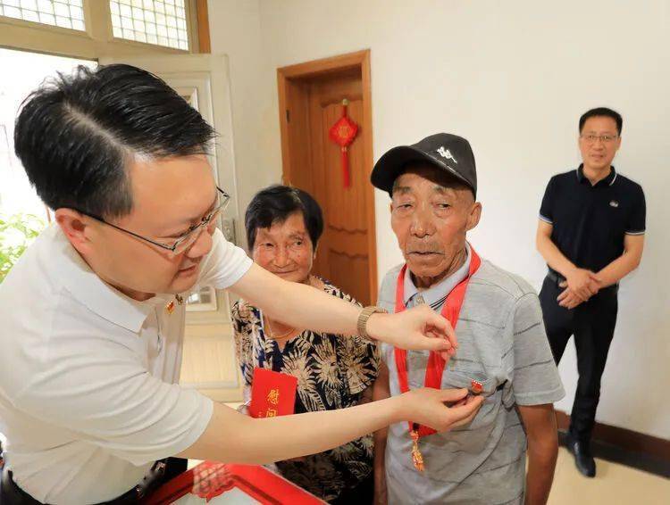 【今日高邮】韦峰赴三垛镇看望慰问党员,颁发"光荣在党50年"纪念章
