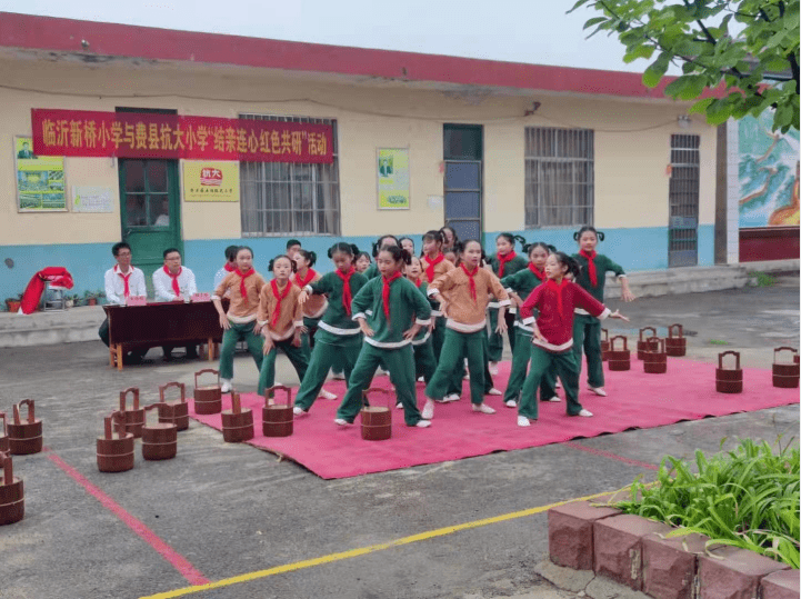 在这次红色共研中,抗大小学与新桥小学情义结,心相连,携手并肩推进