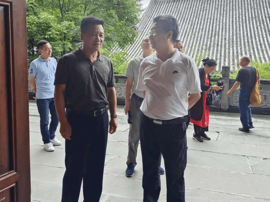 6月18日,青田县人大常委会党组副书记,副主任邹春平率丽水市人大代表