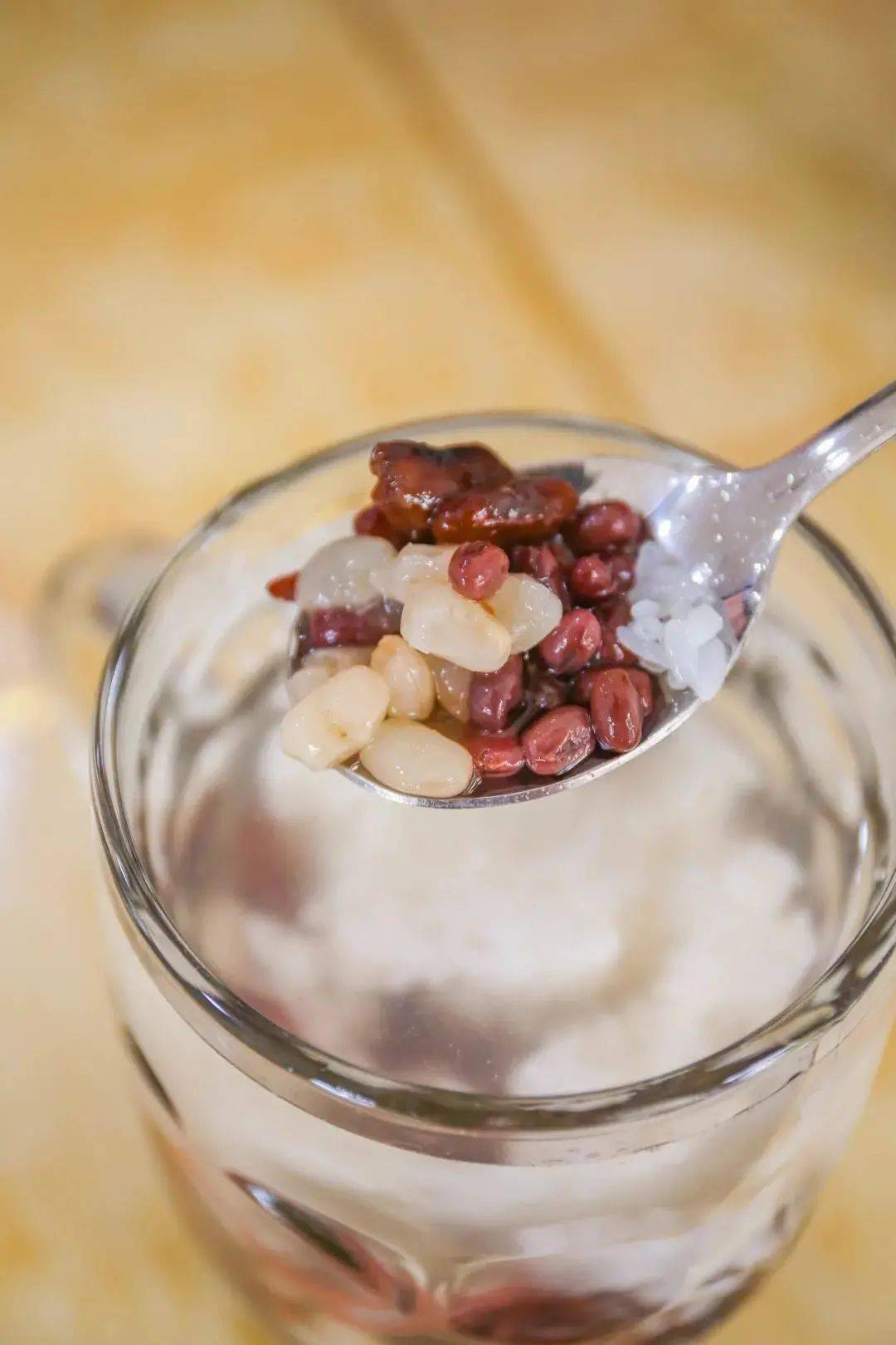 冰镇红豆汤甜甜的,透心凉,又带着一点点沙沙的红豆,入口即化的口感才