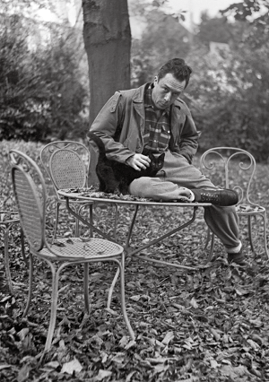 《孤独与团结》,加缪既帅又酷,自带硬件资源,可裸可穿,可仰可俯,无论