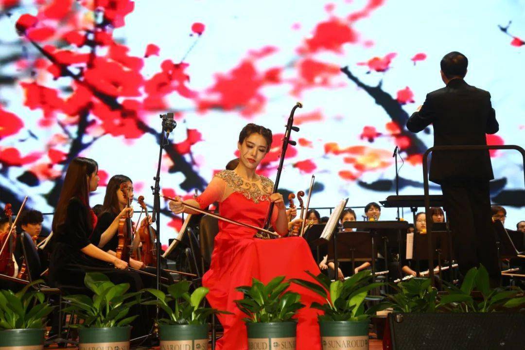 二胡协奏曲《红梅随想曲》