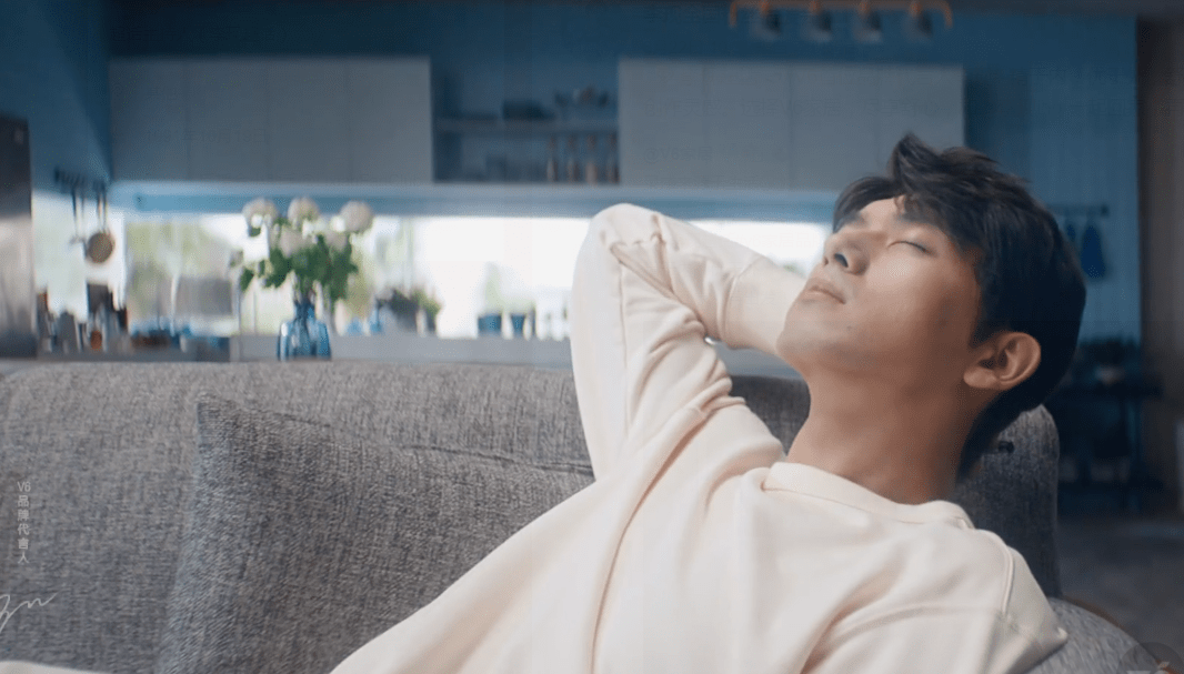 李现v6家居全新大片出炉 浅色系居家暖男散发温柔气息