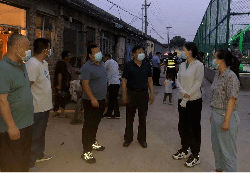 古城村工作人员检查出租房屋消防安全▲西白辛庄村工作人员检查商户