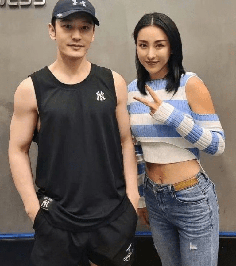 吴靖萱晒与黄晓明合照,妆容精致举止亲昵,网友:黄晓明很避嫌了_健身