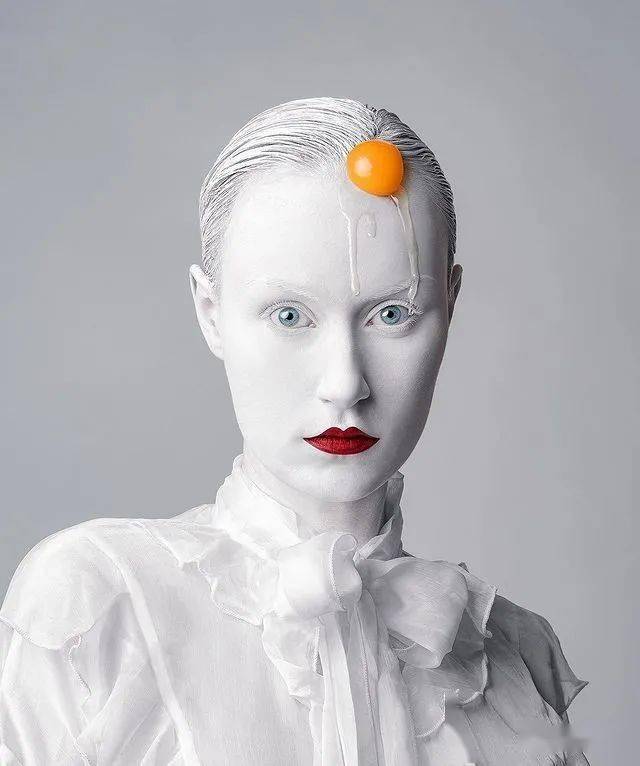 匈牙利艺术家超越现实的观念摄影下