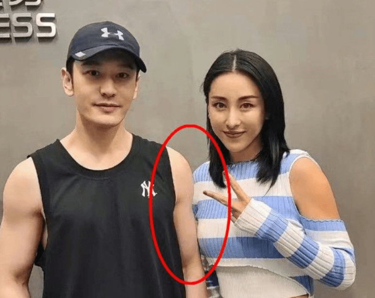 吴靖萱晒与黄晓明合照,妆容精致举止亲昵,网友:黄晓明很避嫌了_健身