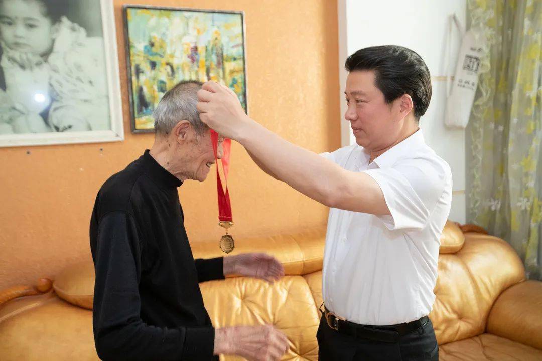 廖良辉参加"七一"走访慰问活动_花垣县