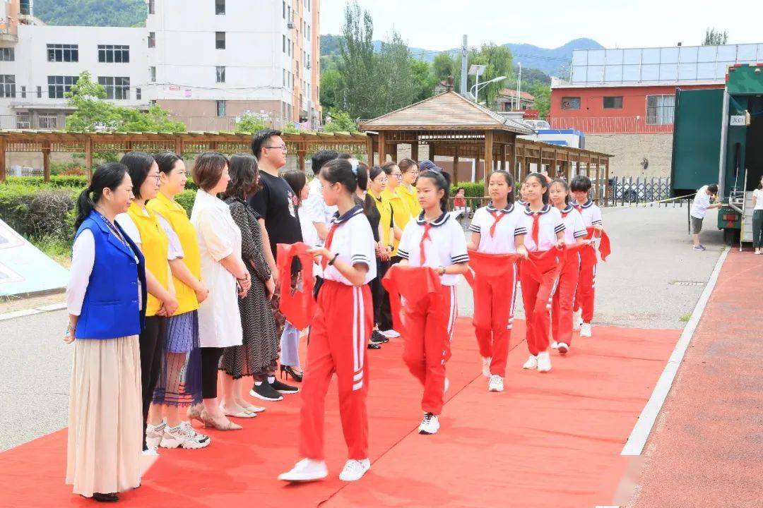 辽博教育团队及志愿者走进本溪市明山区卧龙中心小学