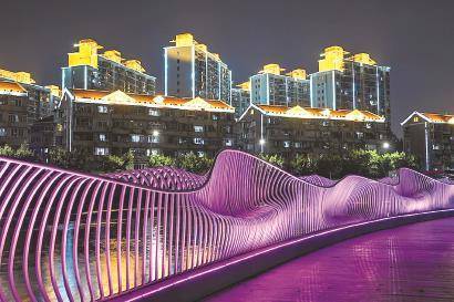 在虹桥河滨公园,灵动的波浪栏杆成为景观灯光提升的灵感.