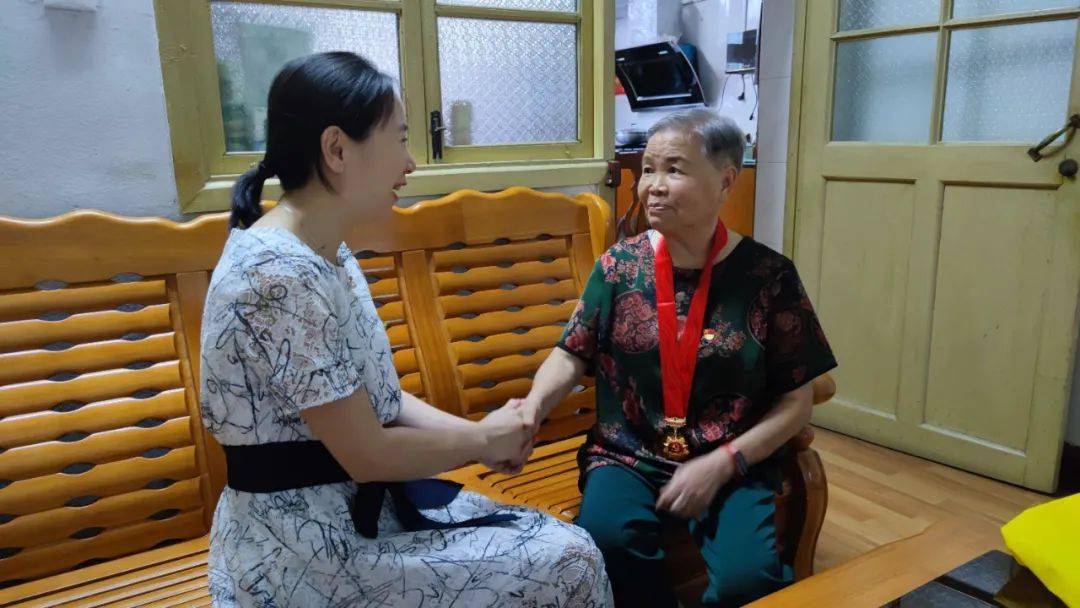 在老党员林素琴住处,戴上了"光荣在党50年"纪念章的老党员林素琴兴奋