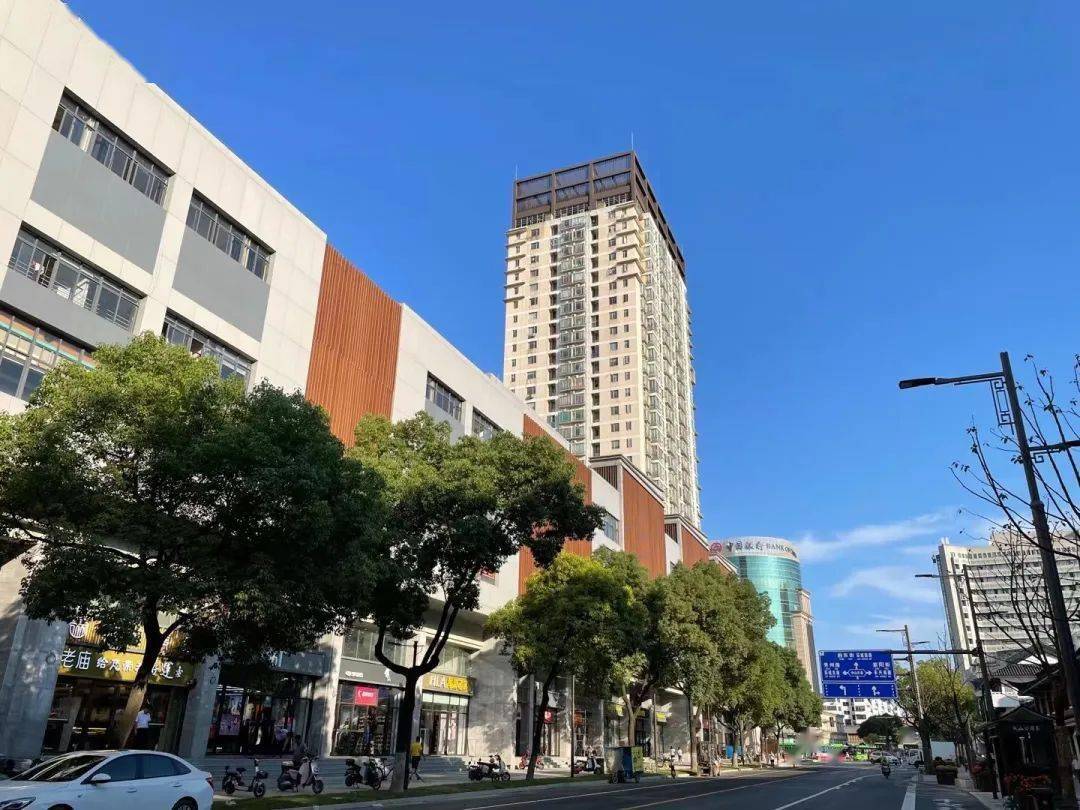 华庭街改造归来民国风情堪比上海南京路白墙灰瓦和蓝天超搭网友随手一