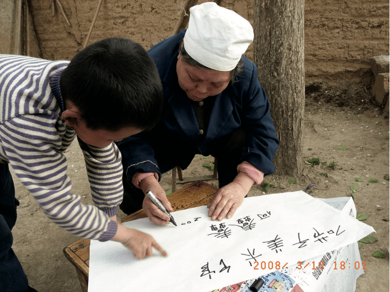 石節子美術館開幕現場,館長靳勒與石節子村村民在一起,2009年08靳勒