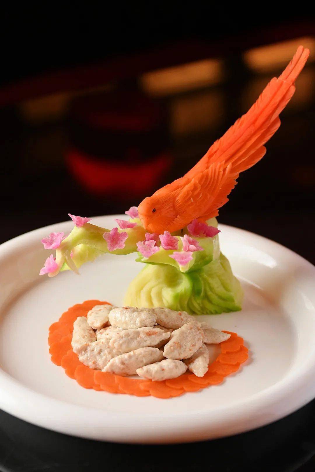 品鉴新菜品红楼宴坐落于长宁来福士广场前的独栋建筑中,坐拥广场开阔