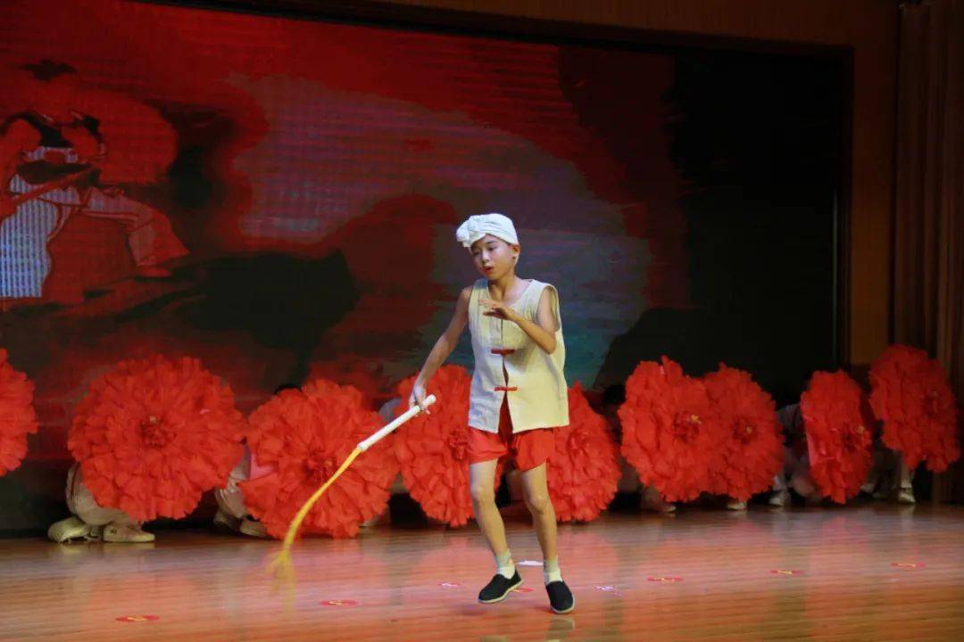 师生通过情景舞蹈《红色家风,乐动传承》,重现了抗日战争时期,王二小