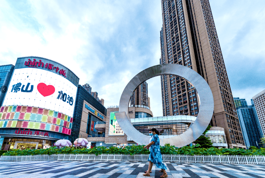 近日,千灯湖环宇城举办"荷香绿夏"荷花艺术展,摆置了1500盆夏荷.