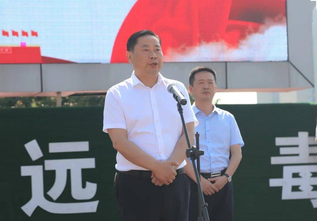 市委常委,政法委书记,市禁毒委主任唐敦浩宣布"禁毒巴士"发车仪式开始