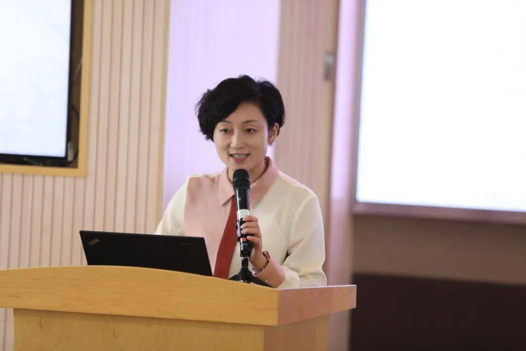 袁敏姗做《转化·实践·突破·落地——徐汇区探索〈上海市幼儿造办