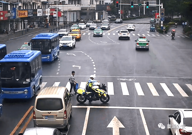 發現了在車流中蹣跚前進的女子