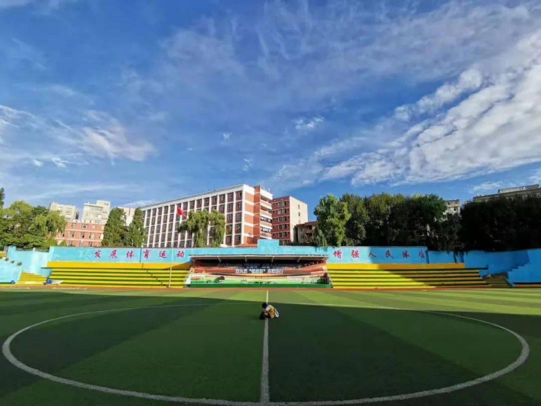 镇雄实验中学再创佳绩一本上线51人二本上线256人