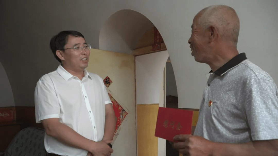 陈胡日查"七一"前走访慰问部分老党员