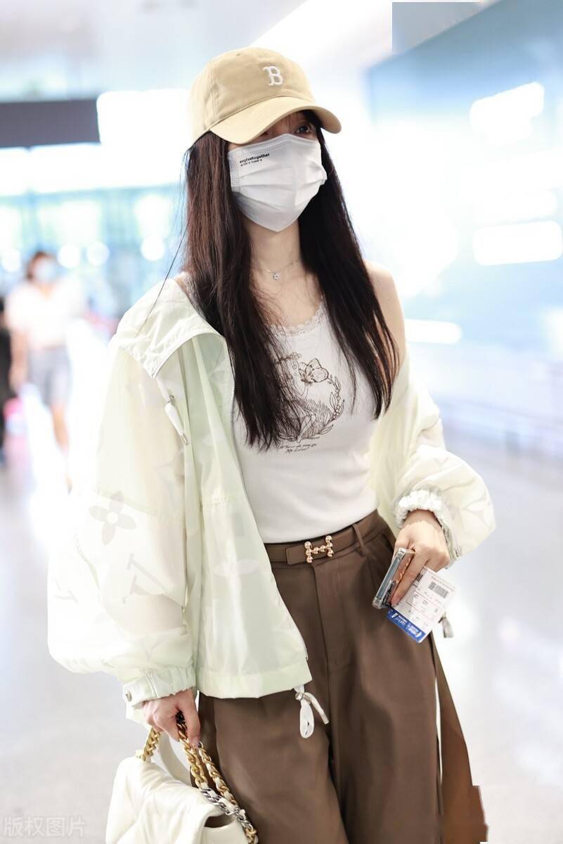 街拍李小璐穿白色吊带背心宽松长裤大头皮靴个性随意