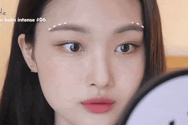 她的眉尾部分也是下垂的