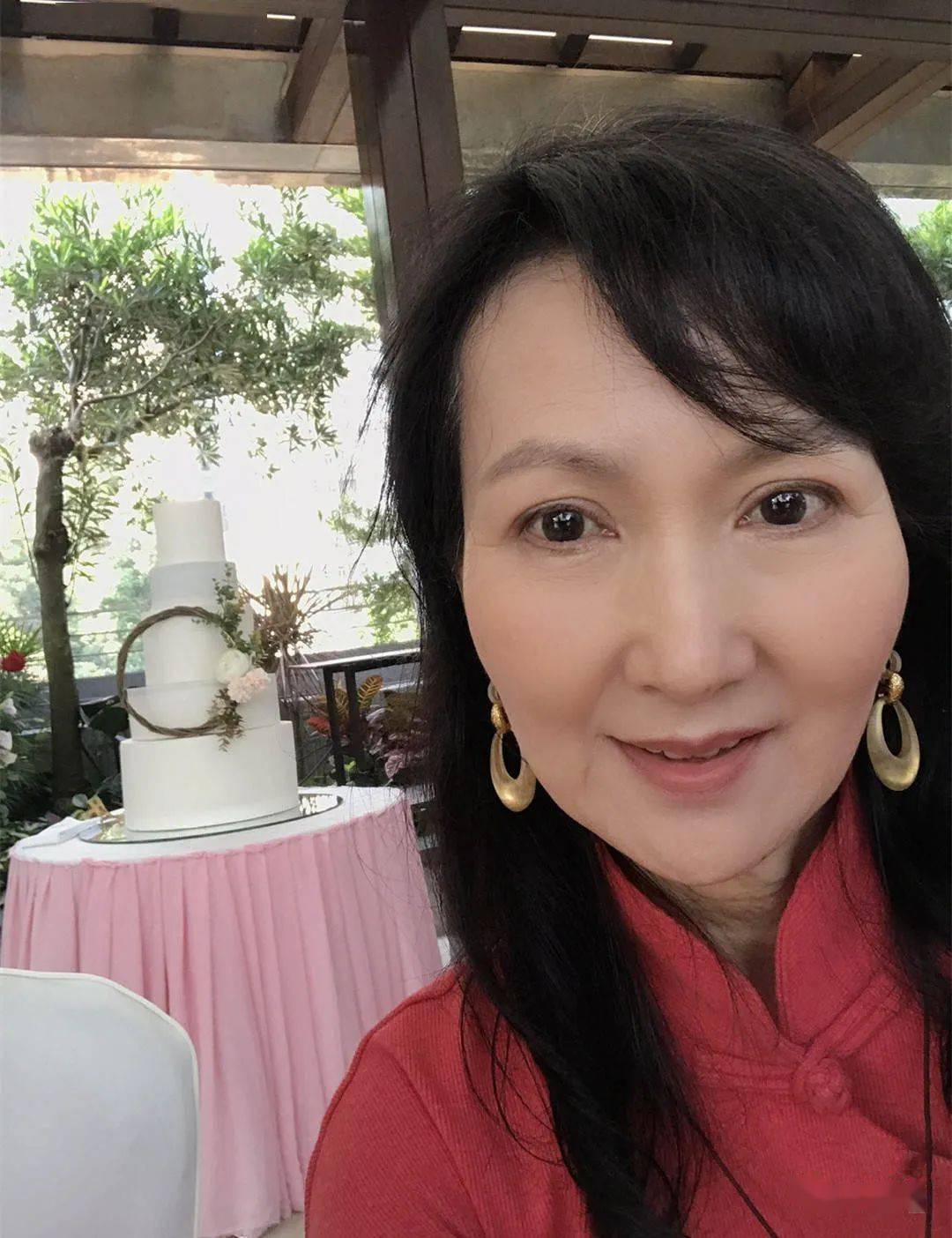 曝光的近照中,陈美琪出席了朋友的婚礼.