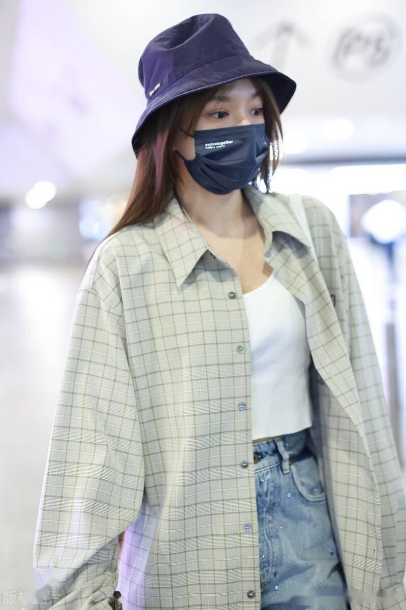 程潇现身北京机场身穿白色吊带上衣牛仔短裤方格小褂超女范十足
