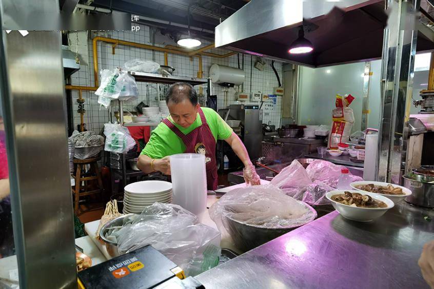 明星们都去的黄寺卤煮我们坐着挎子去探店